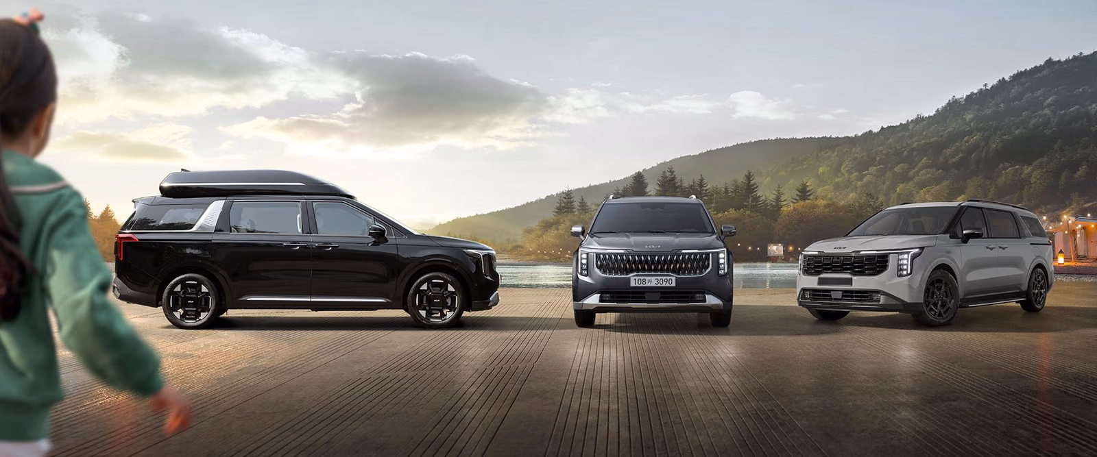 Линейка Kia Carnival 2026 модельного года у озера