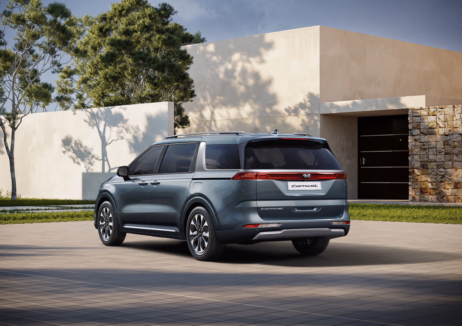 Kia Carnival — вид сзади в три четверти
