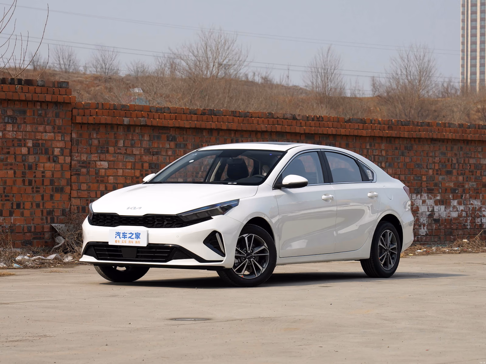 Kia K3 BD — белый кузов спереди в три четверти