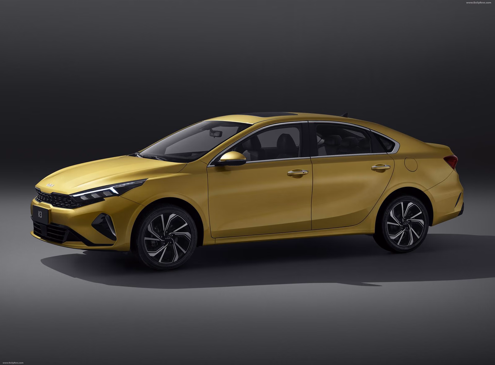 Жёлтая Kia K3, вид спереди в три четверти