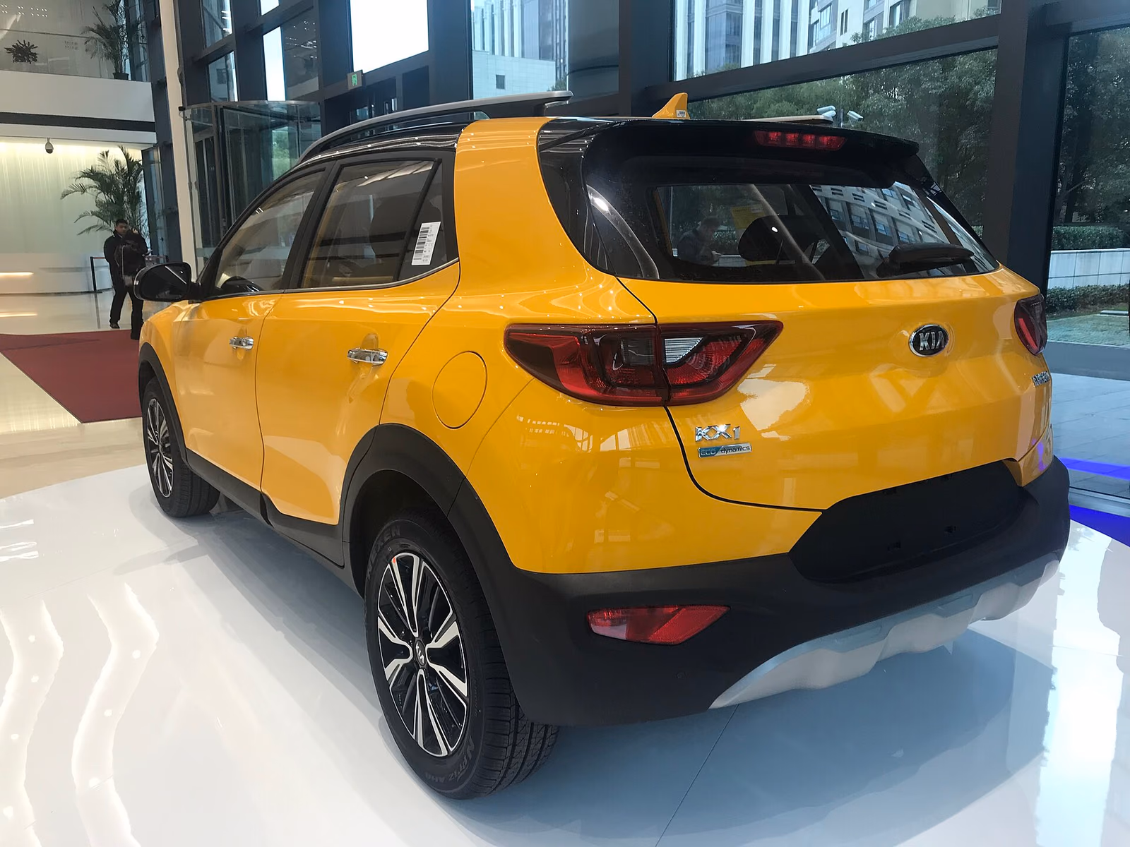 Kia KX1 — вид сзади в три четверти