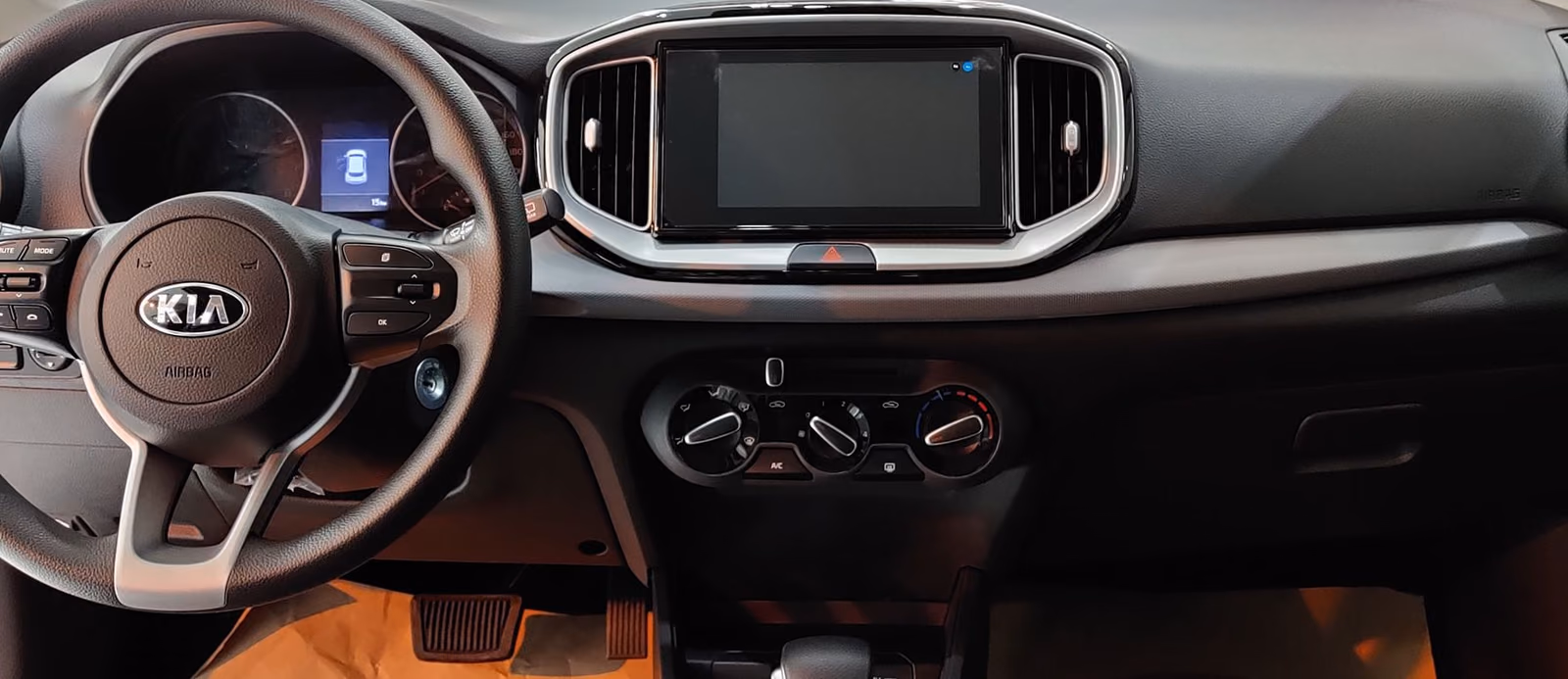 Салон Kia KX1 с левым рулём и центральным экраном
