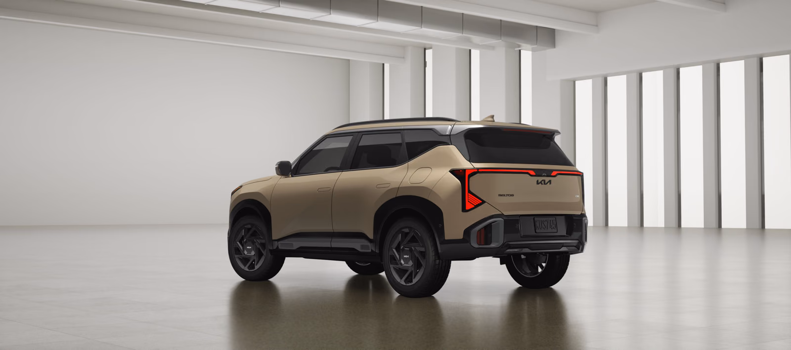 Kia Seltos сзади в три четверти в студии