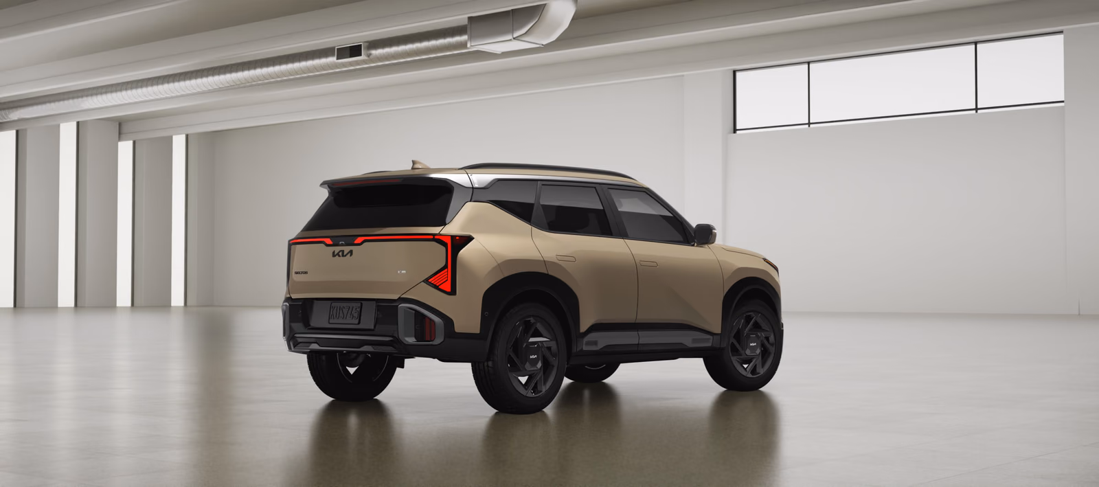 Kia Seltos сзади в студии
