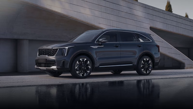 Kia Sorento у стены из бетона