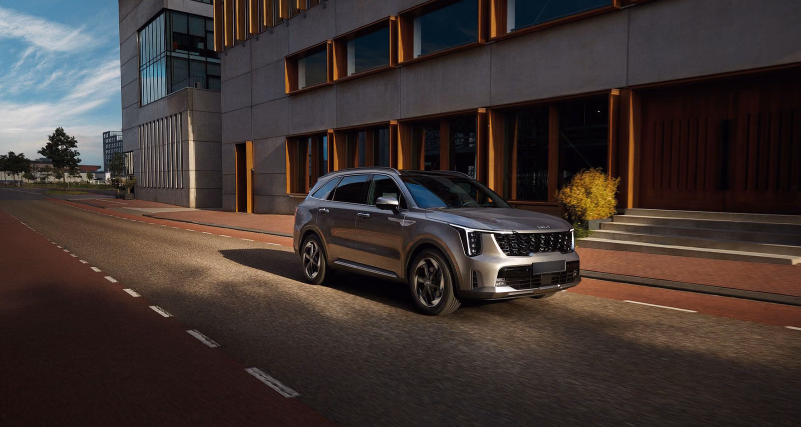 Kia Sorento на городской улице, вид спереди в три четверти