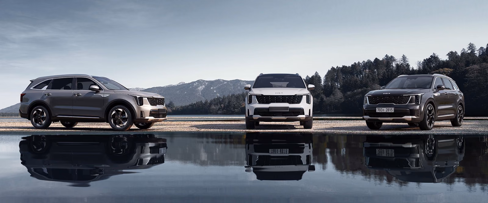 Линейка Kia Sorento 2026 модельного года у горного озера