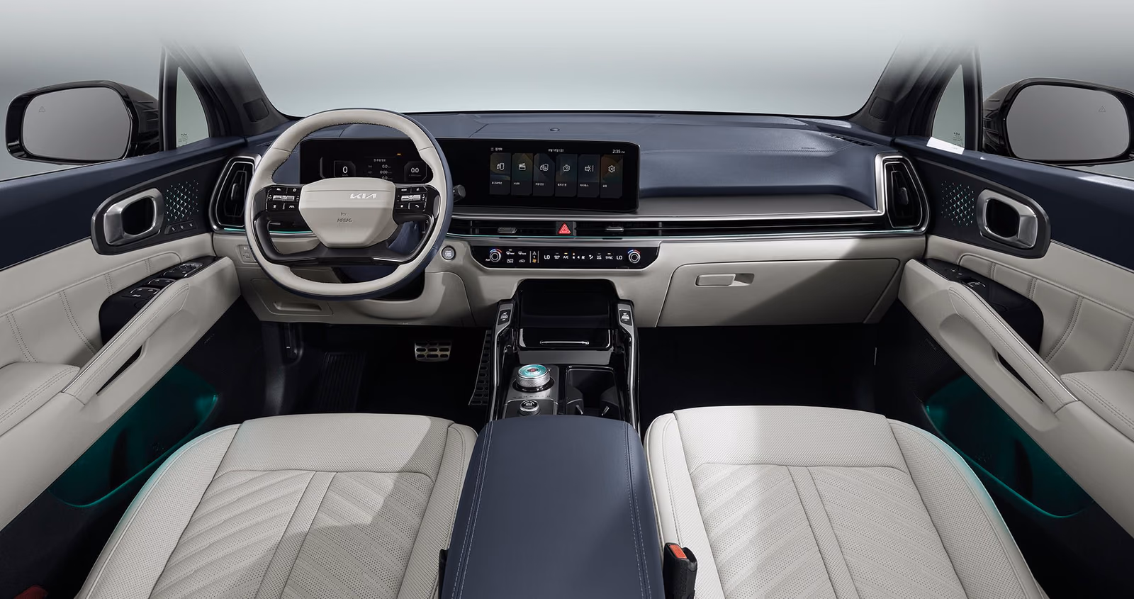 Салон Kia Sorento: передняя панель, панорамный изогнутый дисплей и светлая отделка