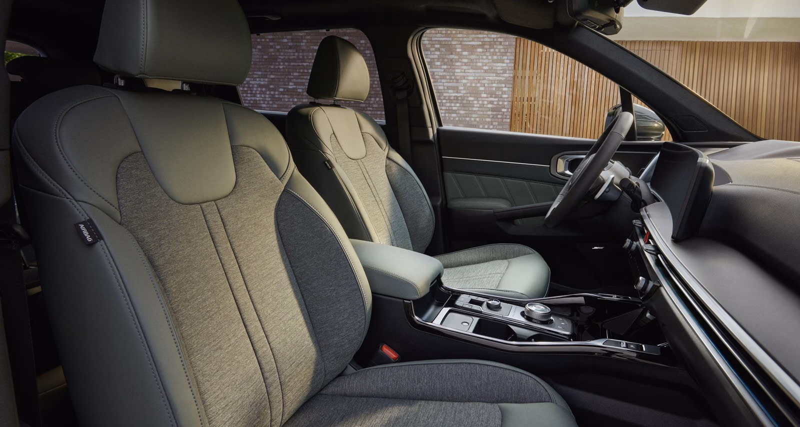Передние кресла Kia Sorento с двухцветной отделкой, вид со стороны водителя