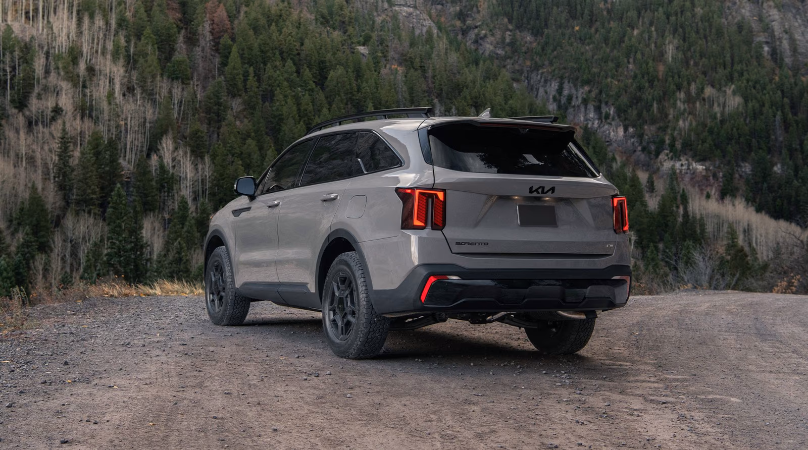 Kia Sorento на грунтовке, вид сзади