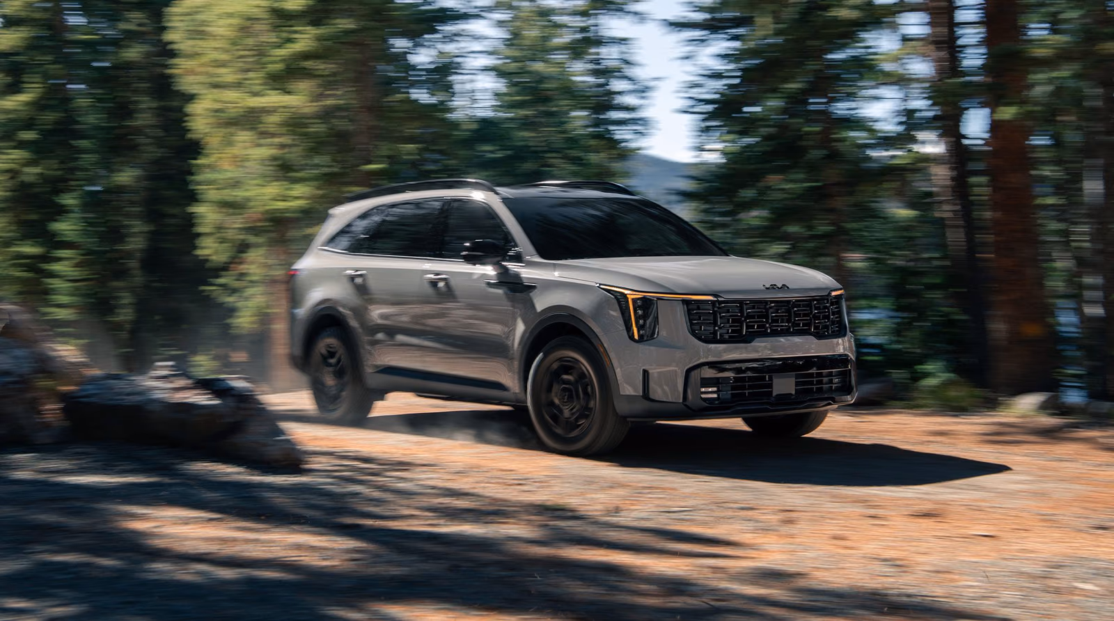 Kia Sorento в лесу в движении