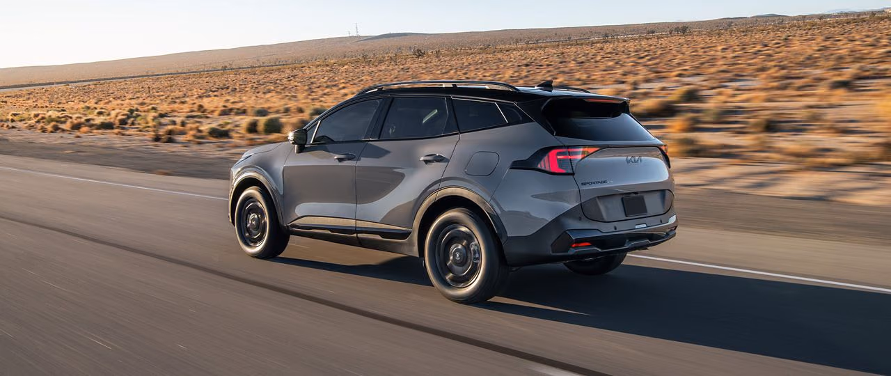 Kia Sportage сзади на трассе