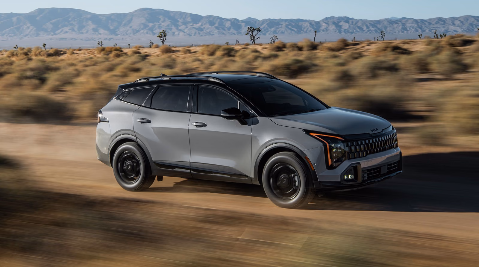 Kia Sportage в пустыне, профиль в движении