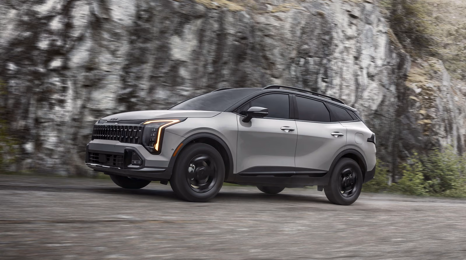 Kia Sportage на горной дороге, вид спереди