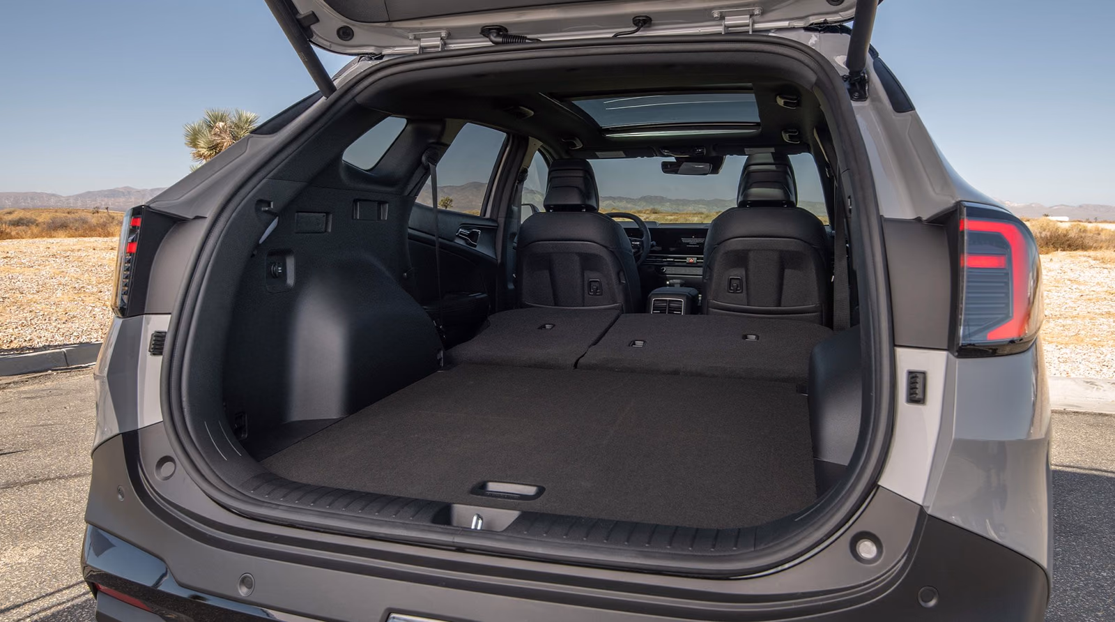 Открытый багажник Kia Sportage в пустыне
