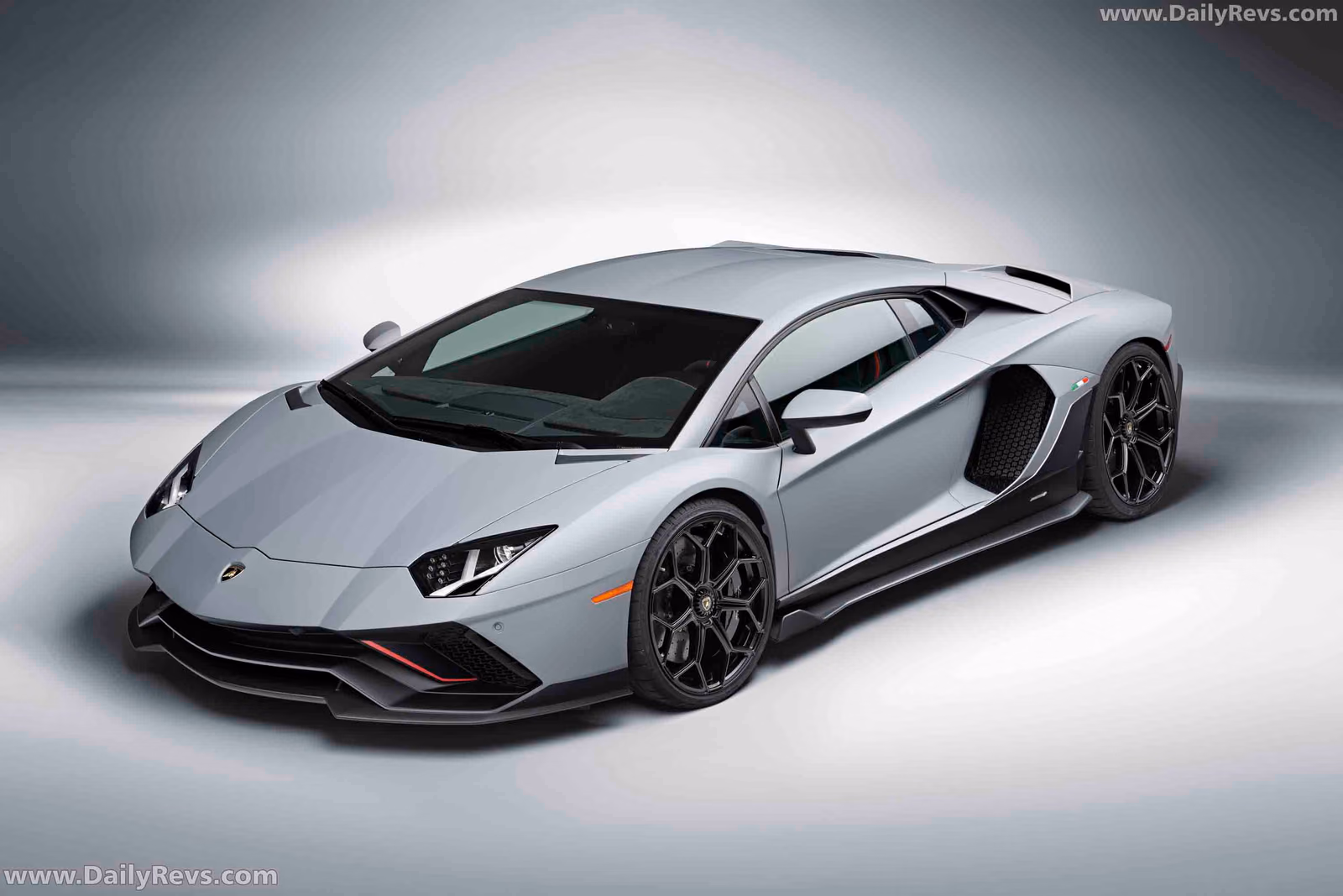 Lamborghini Aventador Ultimae — спереди в три четверти, студия