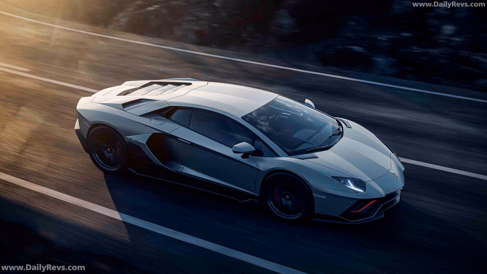 Lamborghini Aventador Ultimae — спереди в движении