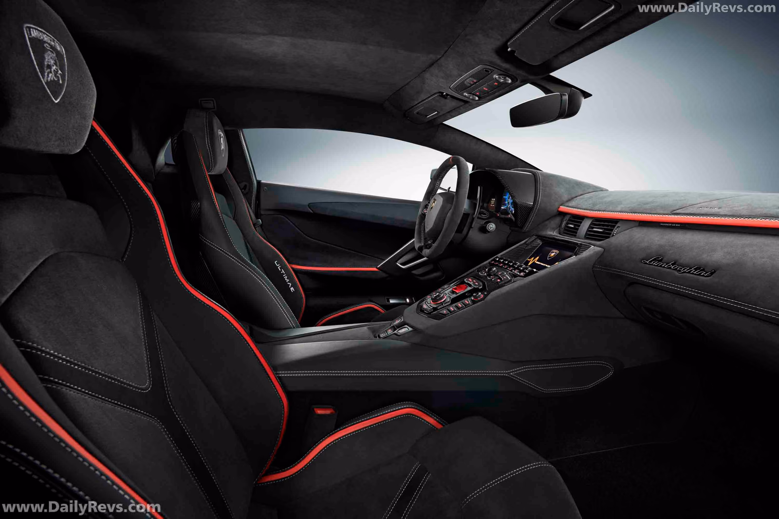 Салон Aventador Ultimae — кресла с красной строчкой