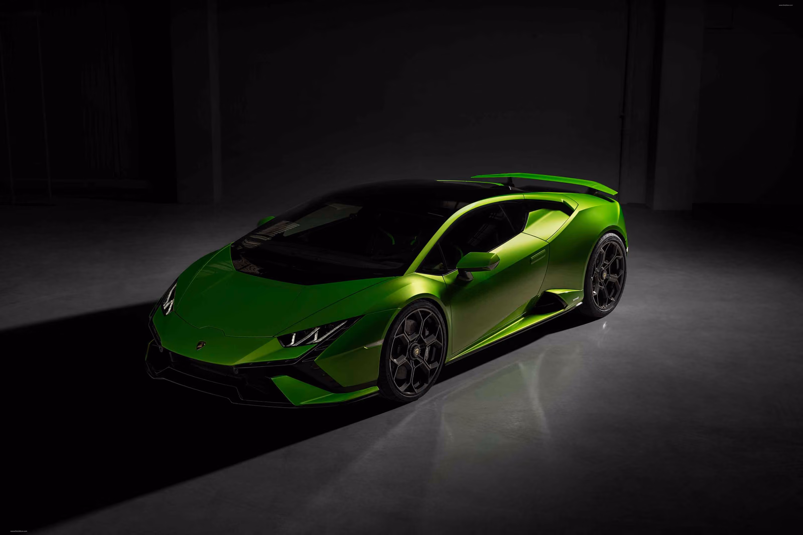 Lamborghini Huracán Tecnica — спереди в три четверти, студия