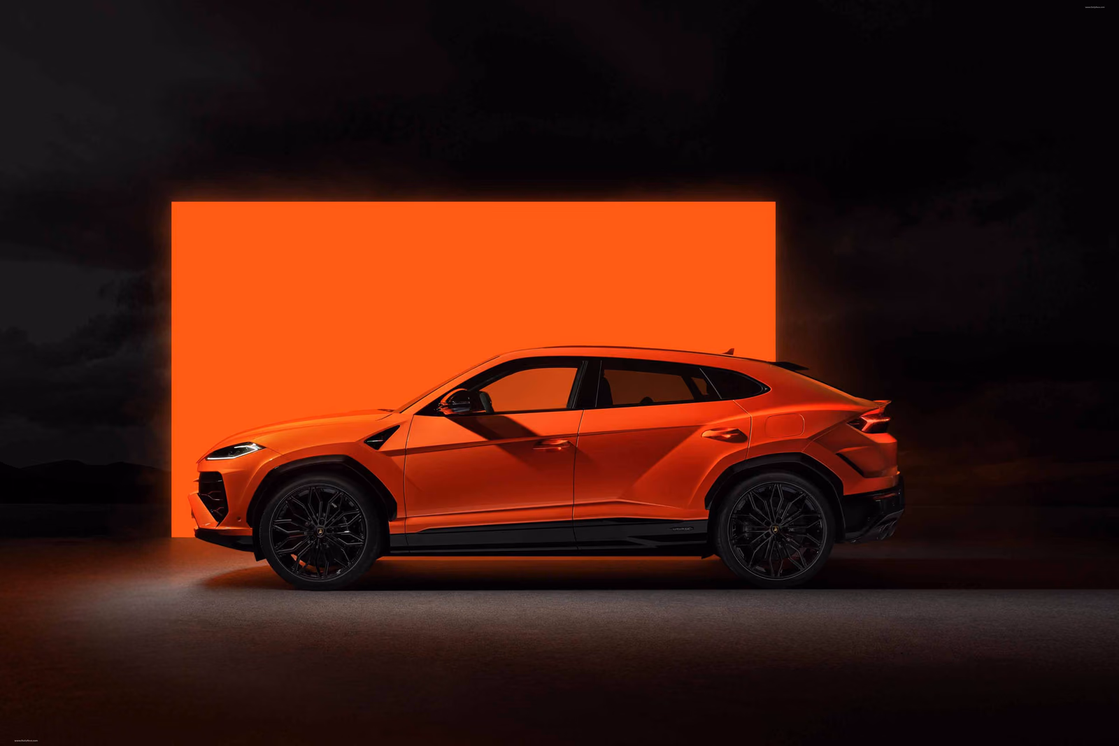 Lamborghini Urus SE — профиль с оранжевой подсветкой