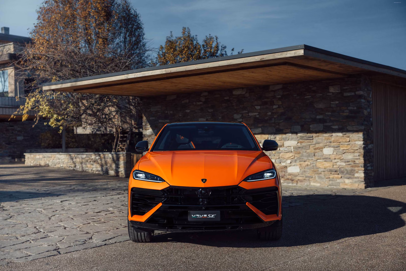 Lamborghini Urus SE у загородного дома