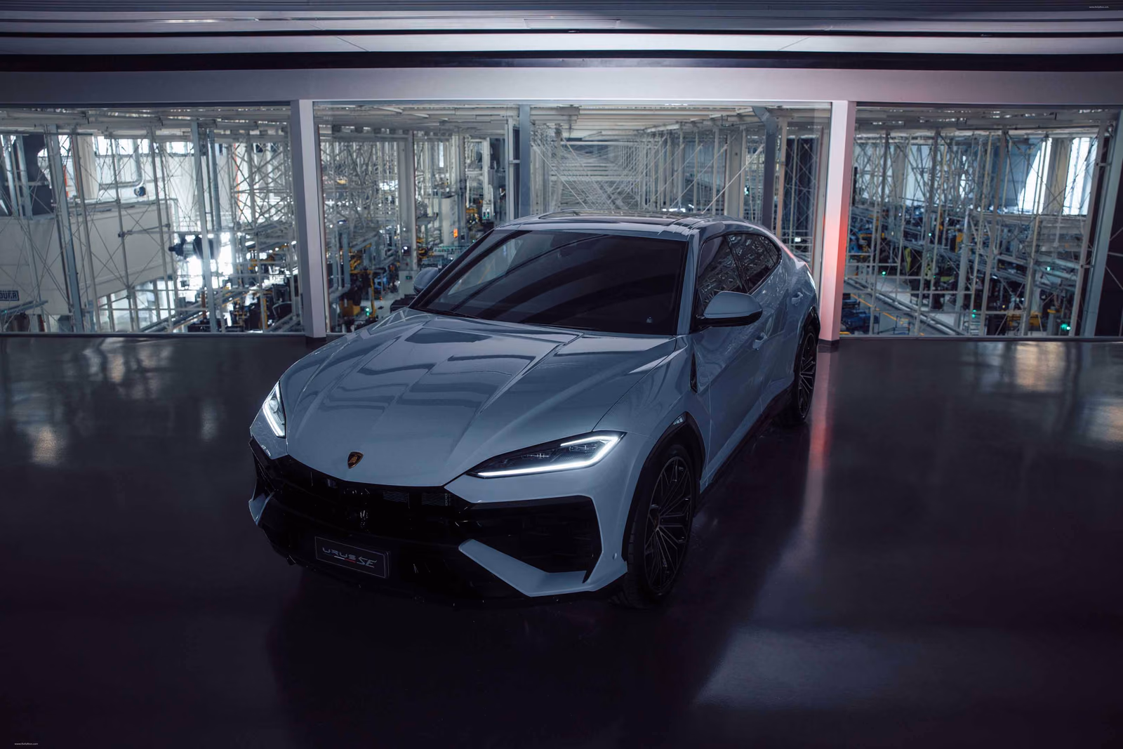 Lamborghini Urus SE в белом цвете