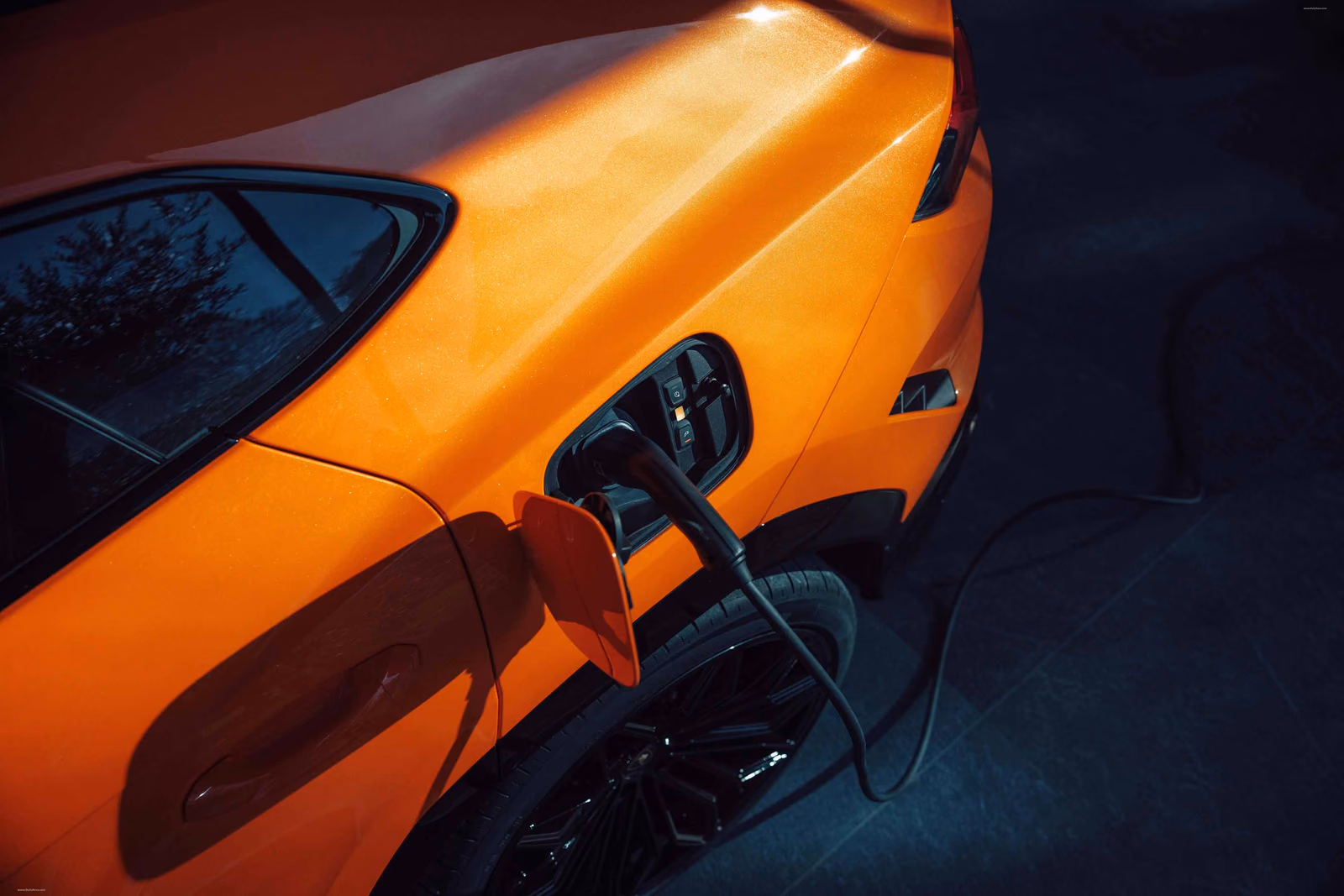 Зарядный порт Urus SE — гибрид заряжается от сети