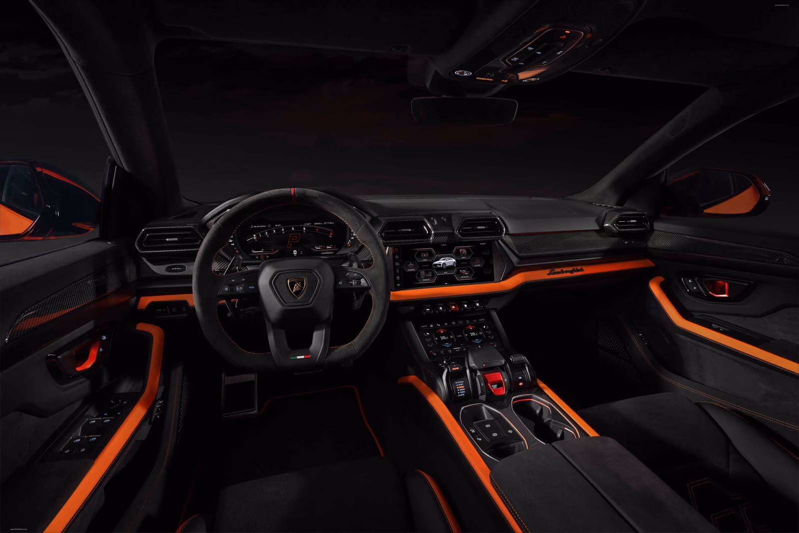 Салон Urus SE — передняя панель с оранжевой отделкой