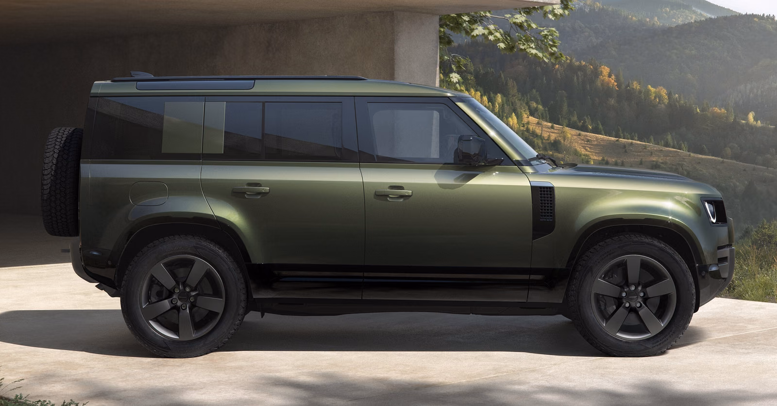 Land Rover Defender 110 у виллы, вид сбоку
