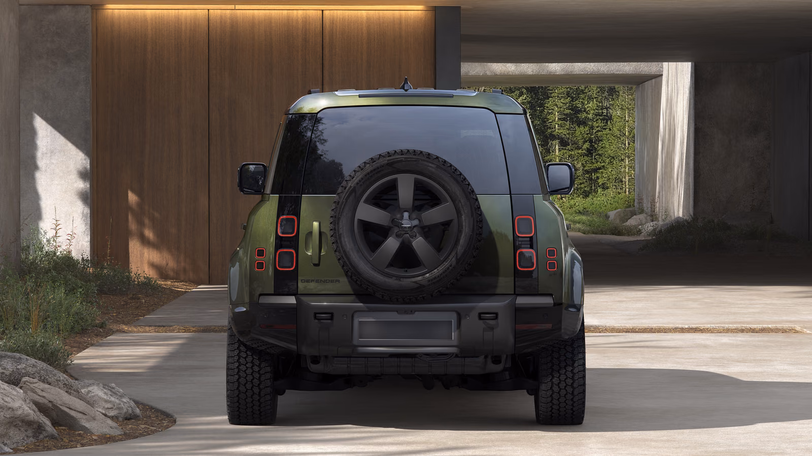Land Rover Defender 110 с запаской на двери, вид сзади