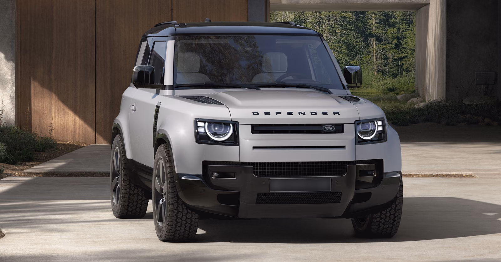 Серебристый Land Rover Defender 90, вид спереди в три четверти