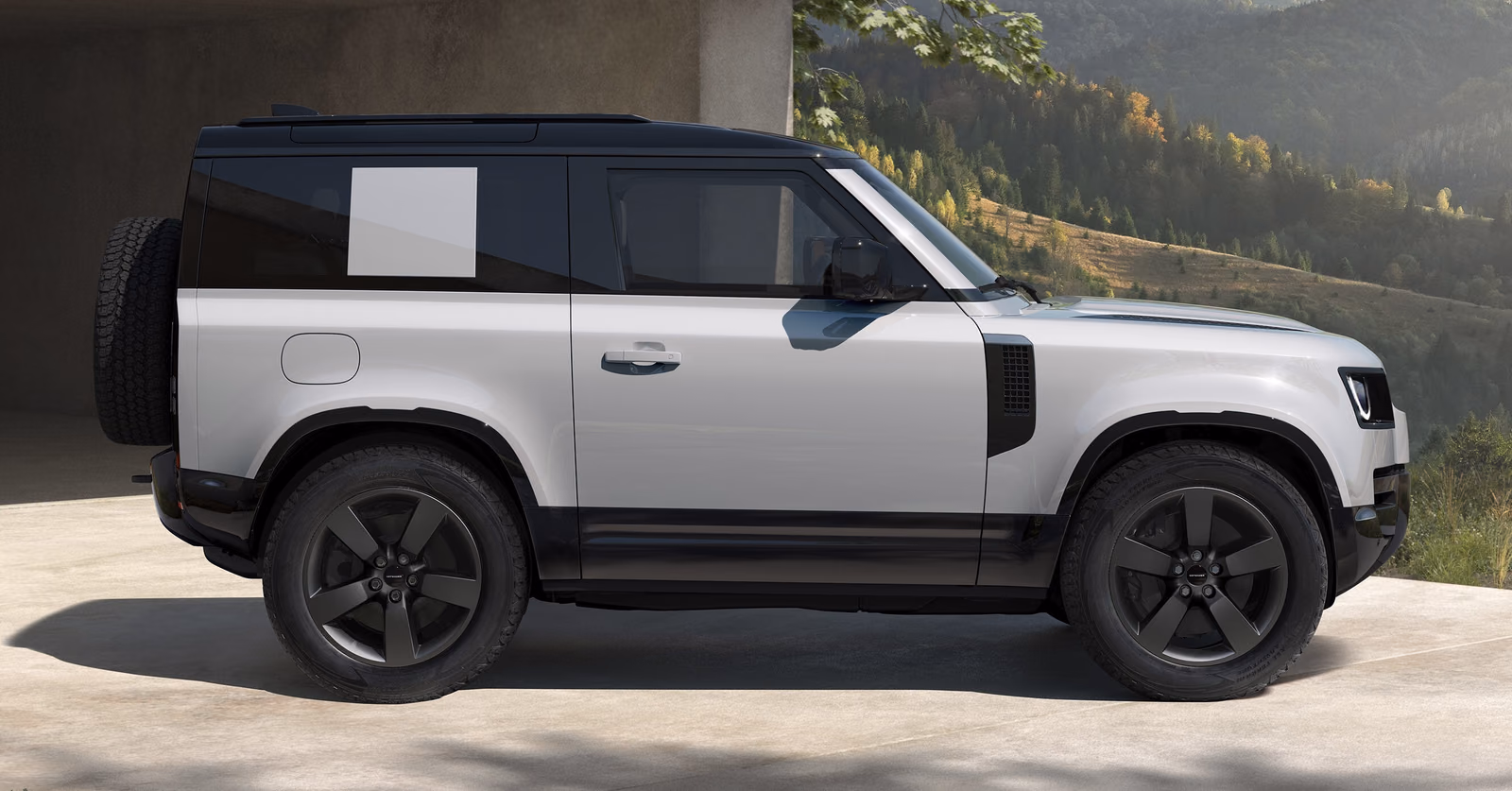 Land Rover Defender 90 на горной дороге, вид сбоку