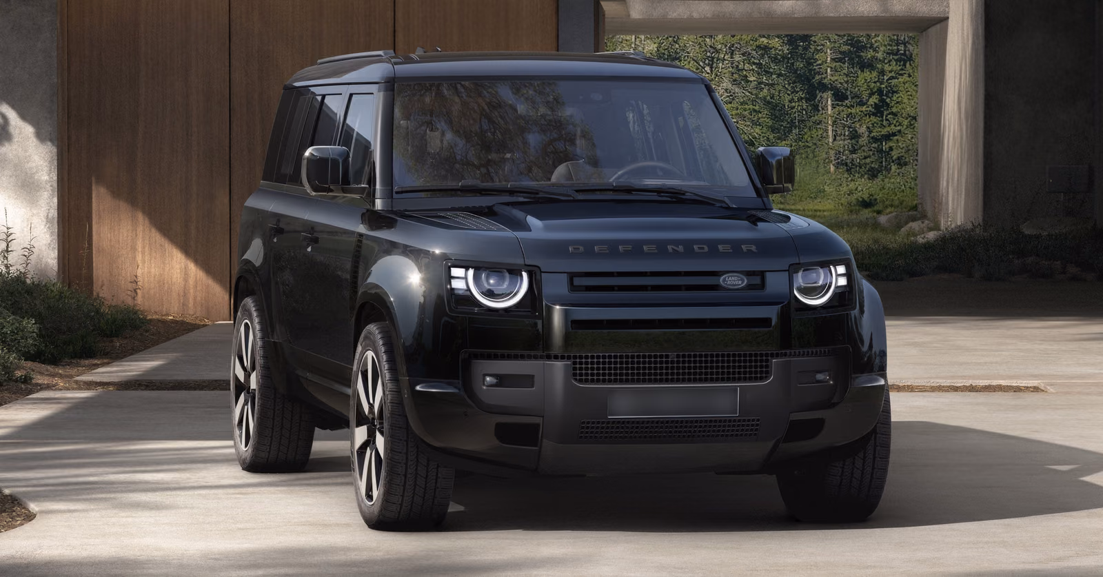 Чёрный Land Rover Defender 130, вид спереди в три четверти