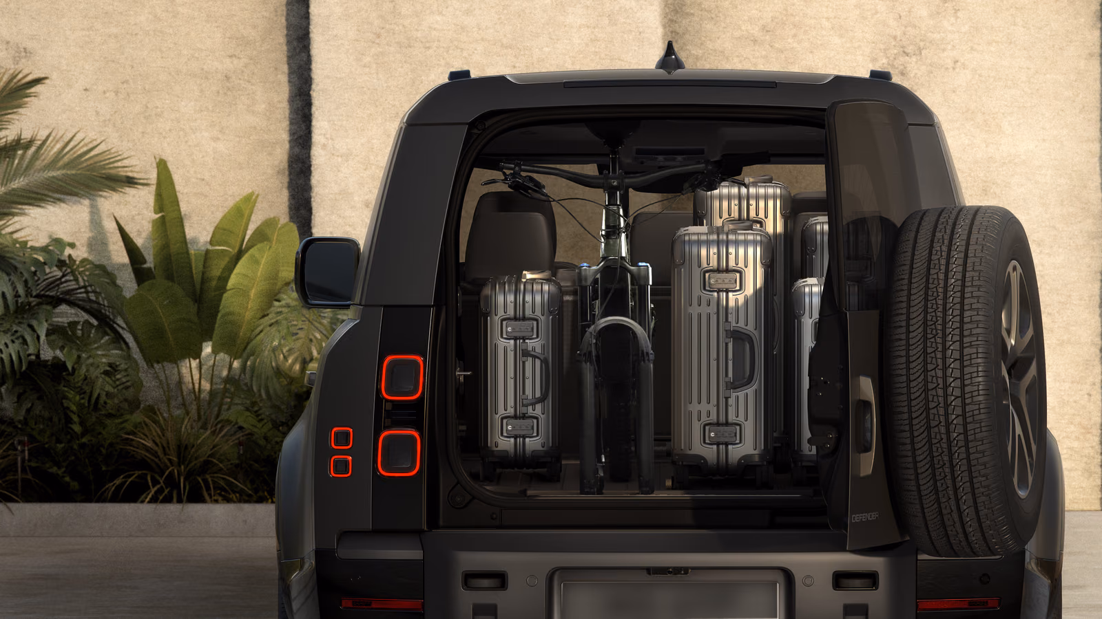 Открытый багажник Land Rover Defender 130 с экспедиционным снаряжением