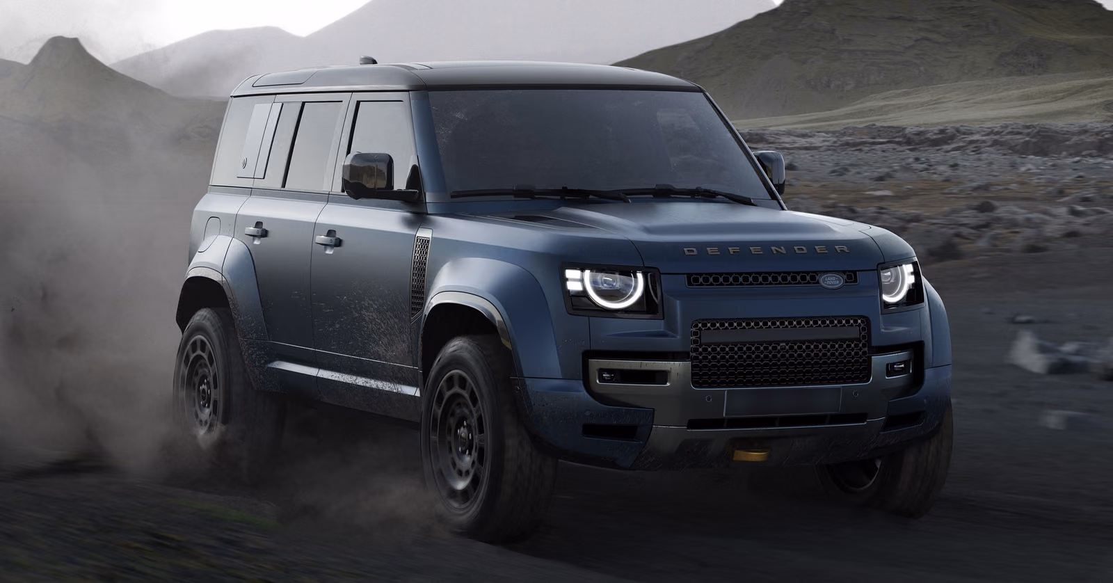 Land Rover Defender OCTA на бездорожье, вид спереди в три четверти