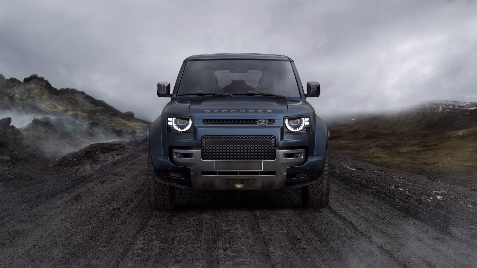 Land Rover Defender OCTA в тумане, вид спереди