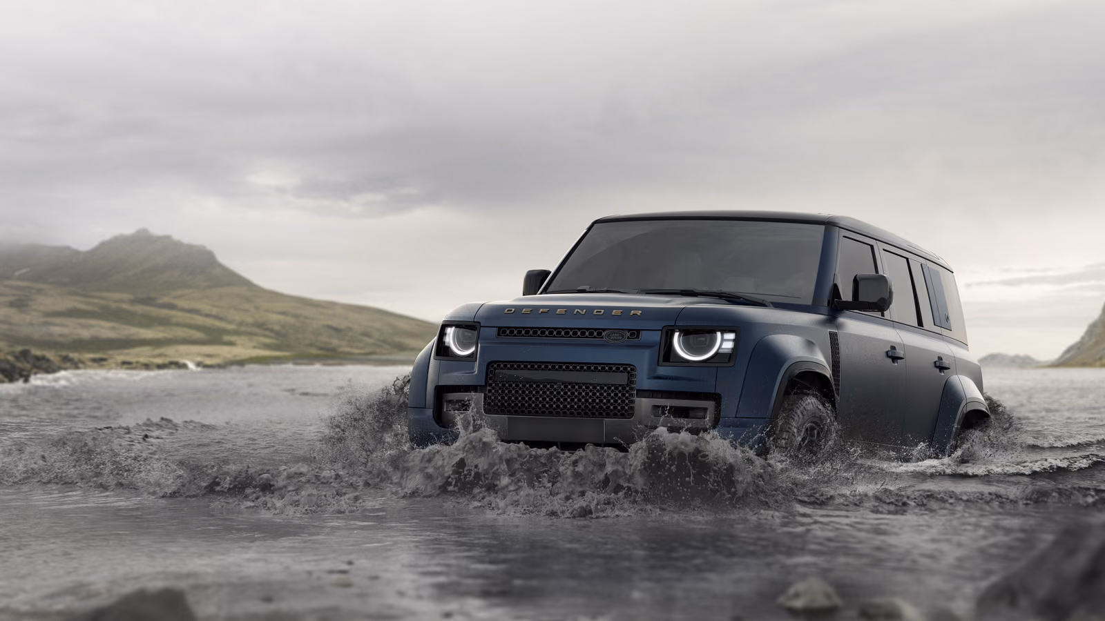 Land Rover Defender OCTA преодолевает брод
