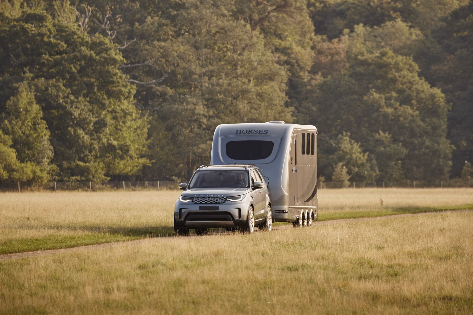 Land Rover Discovery — вид сбоку
