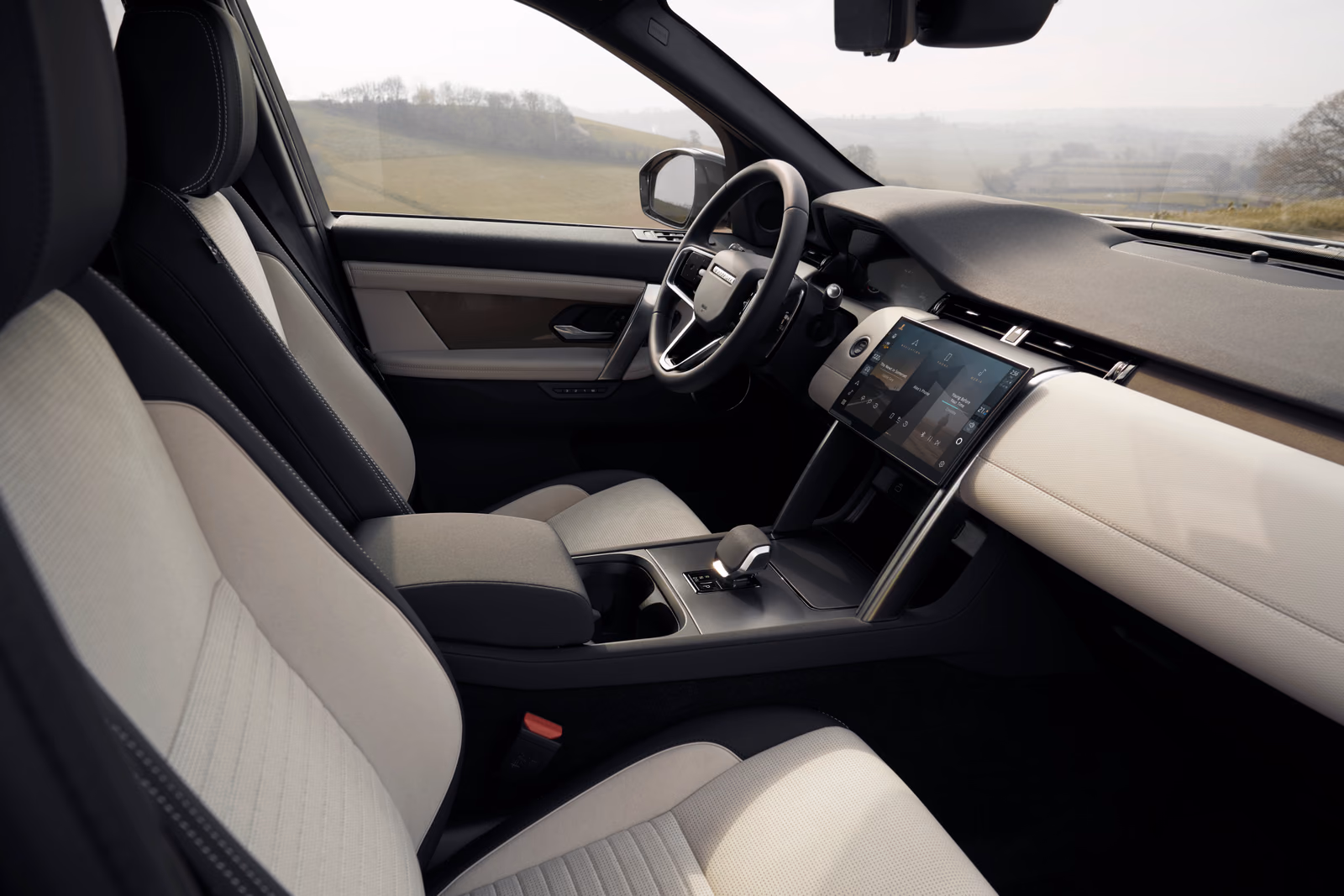 Передние кресла и кокпит Discovery Sport