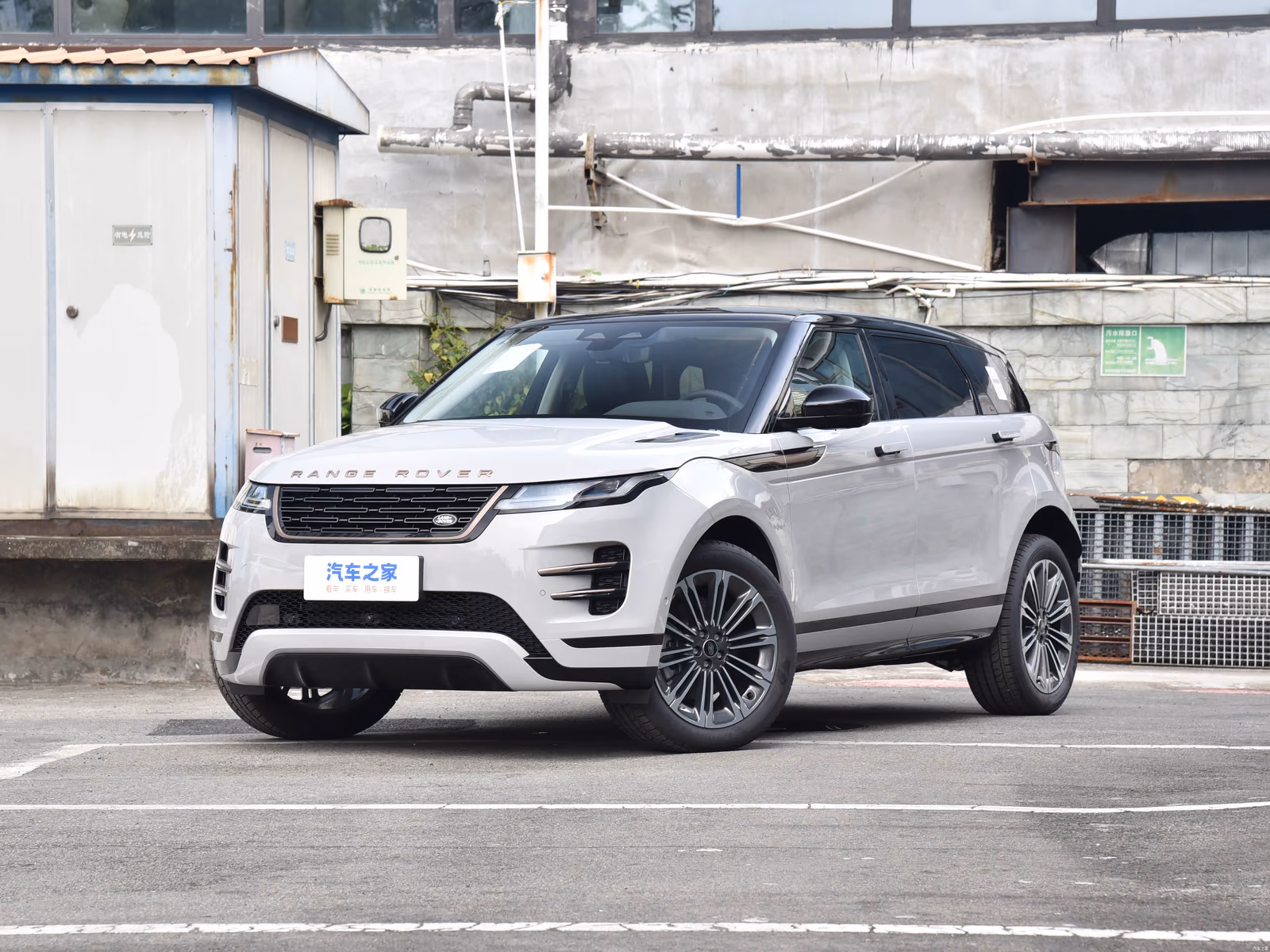 Range Rover Evoque L — белый кузов спереди в три четверти