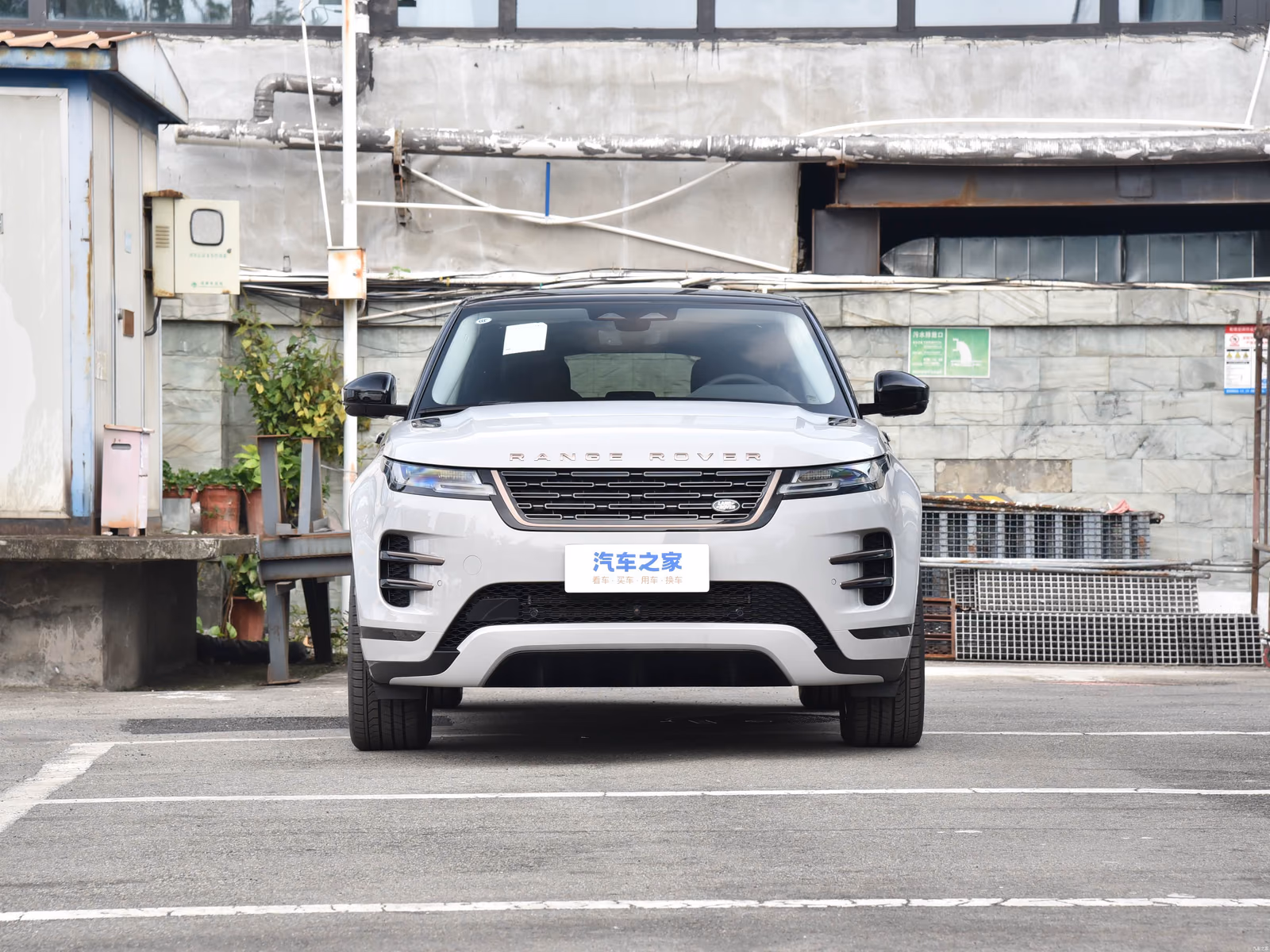 Range Rover Evoque L — белый кузов строго спереди