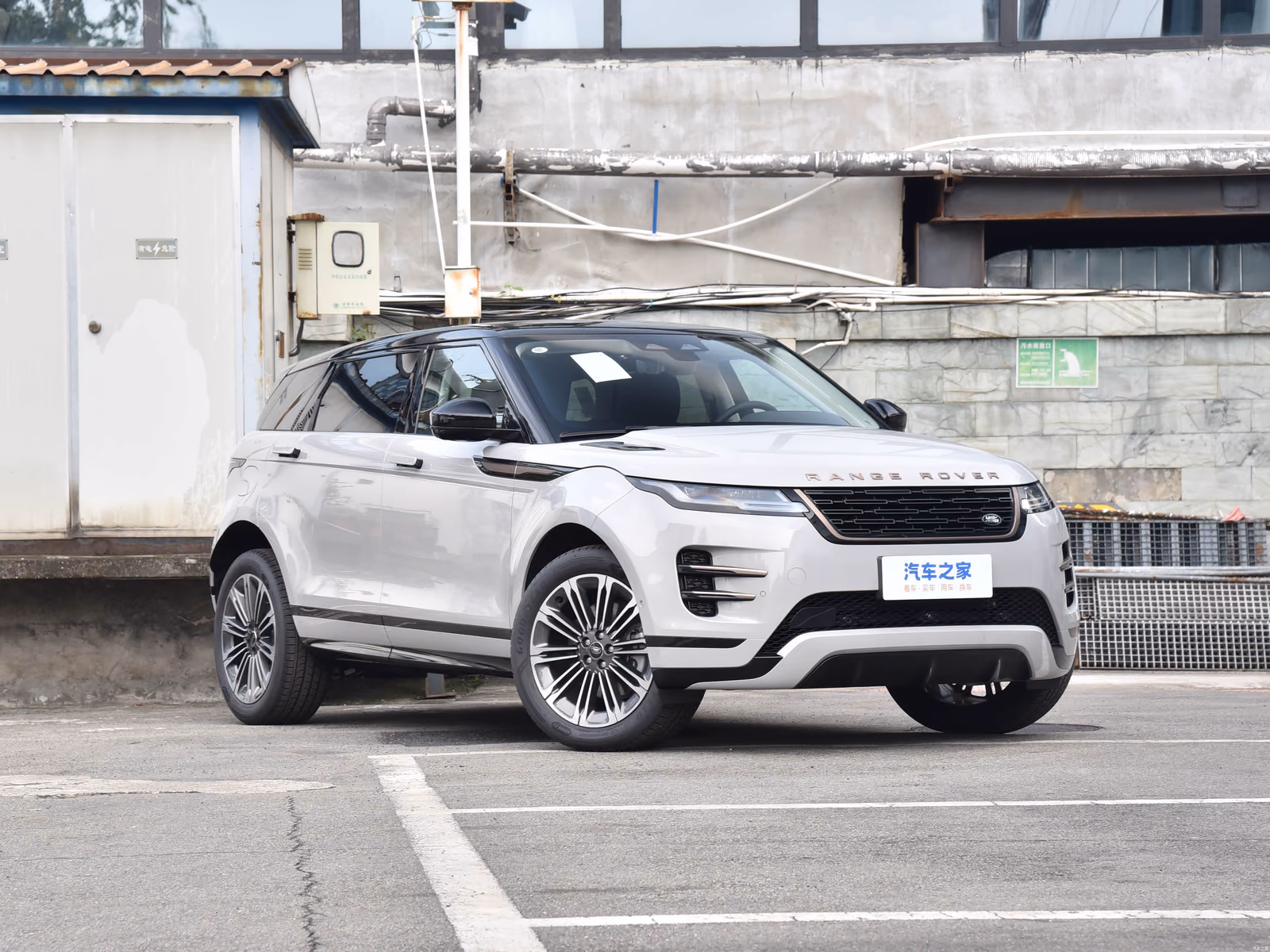 Range Rover Evoque L — передняя часть с другой стороны