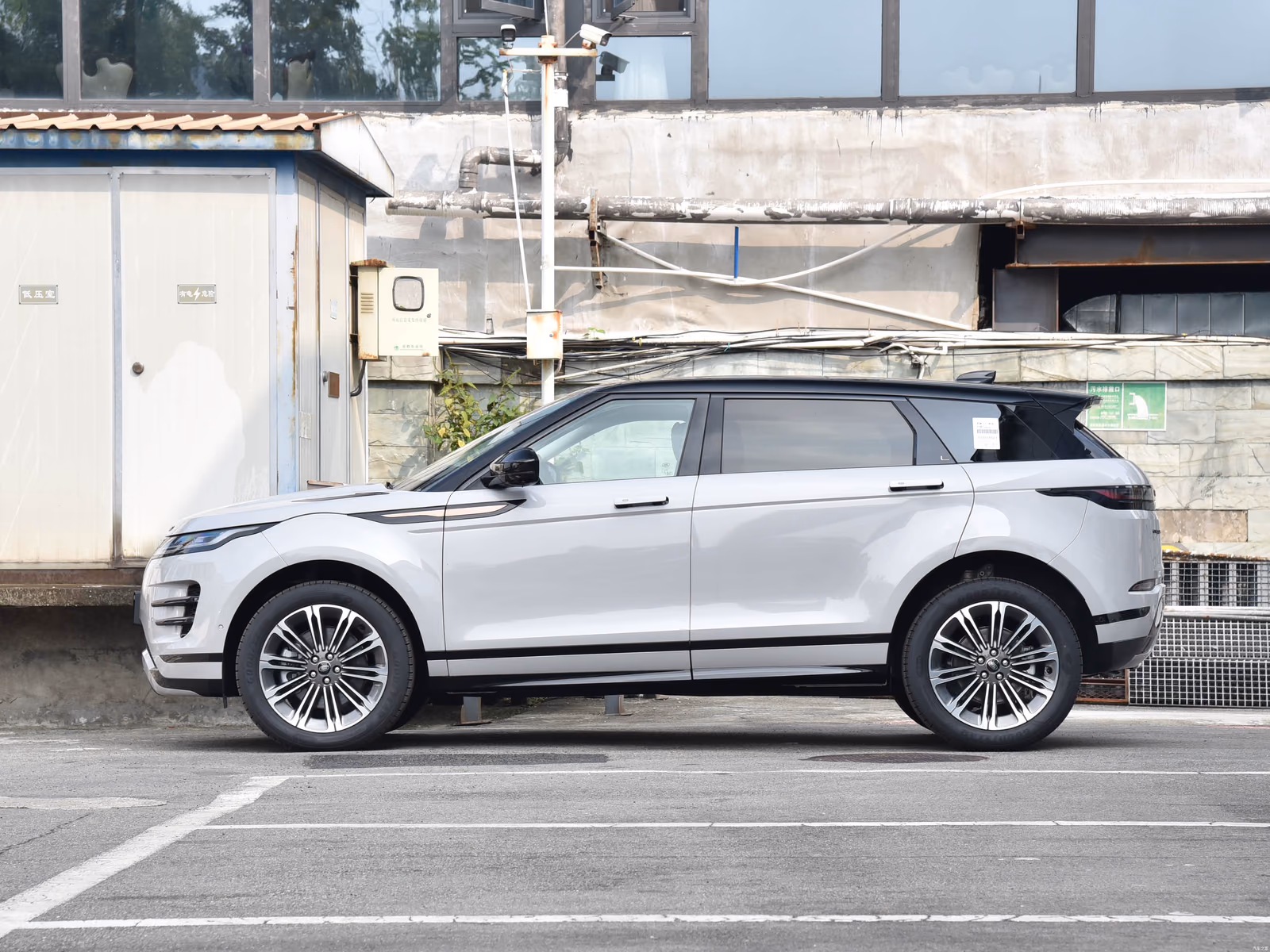 Range Rover Evoque L — белый кузов в профиль