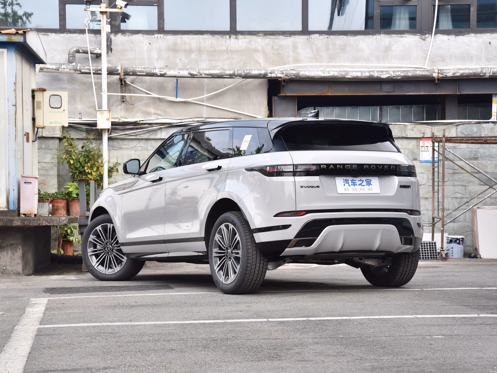 Range Rover Evoque L — белый кузов сзади в три четверти