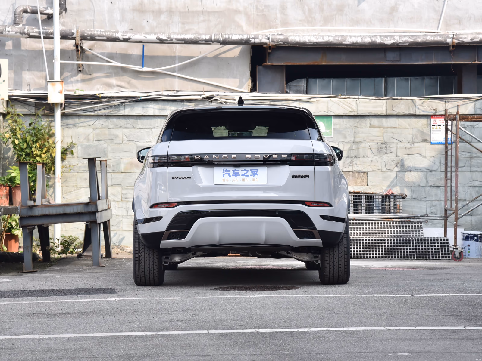 Range Rover Evoque L — белый кузов строго сзади
