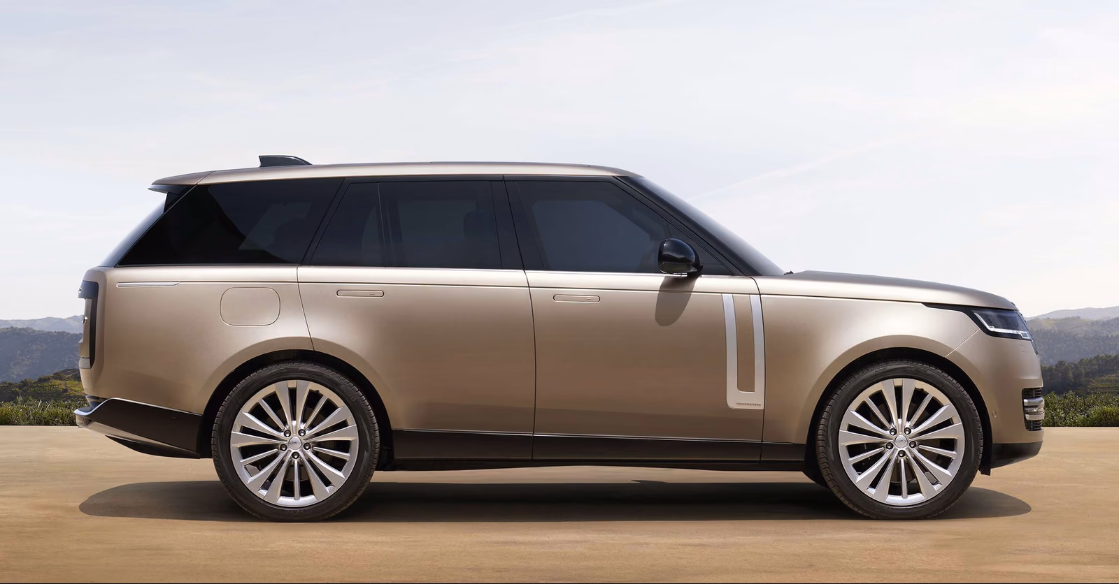 Range Rover — вид сзади в три четверти