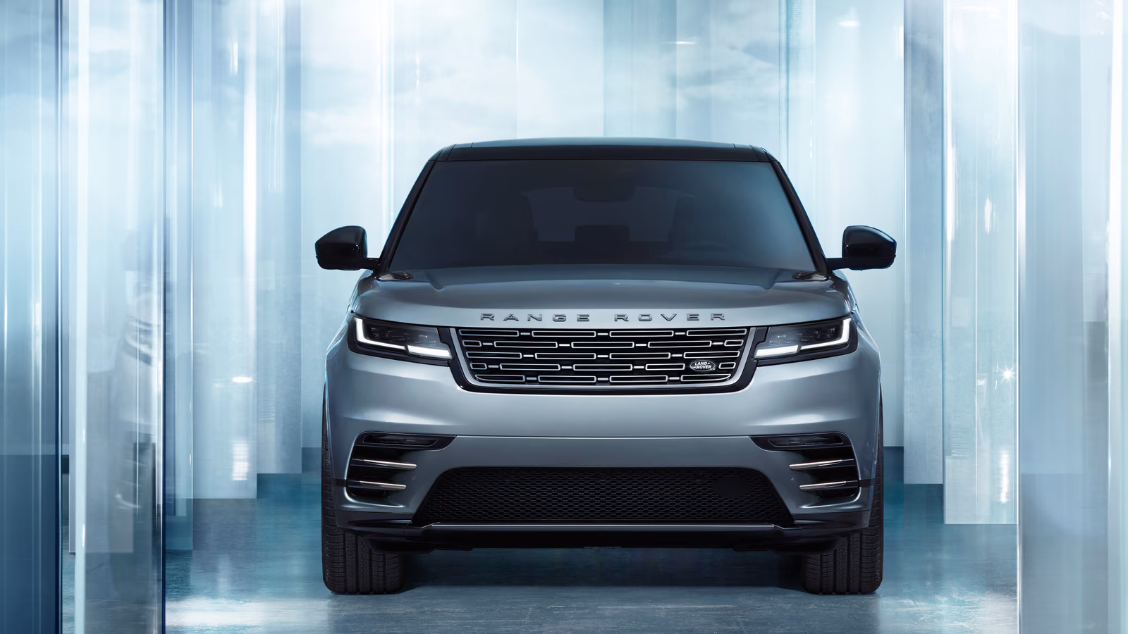 Range Rover Velar — вид сзади в три четверти