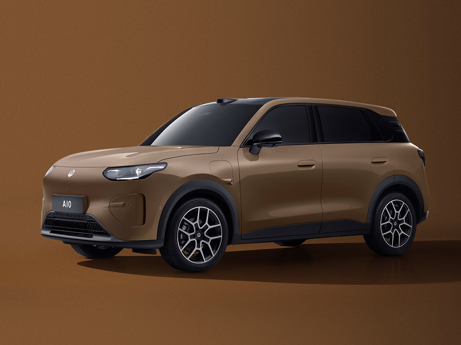 Leapmotor A10 — коричневый кузов спереди в три четверти