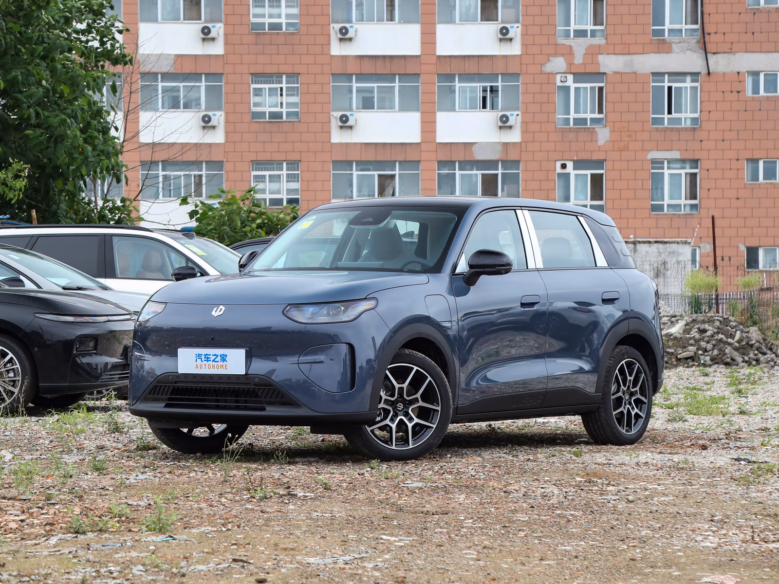Leapmotor A10 — синий кузов спереди в три четверти