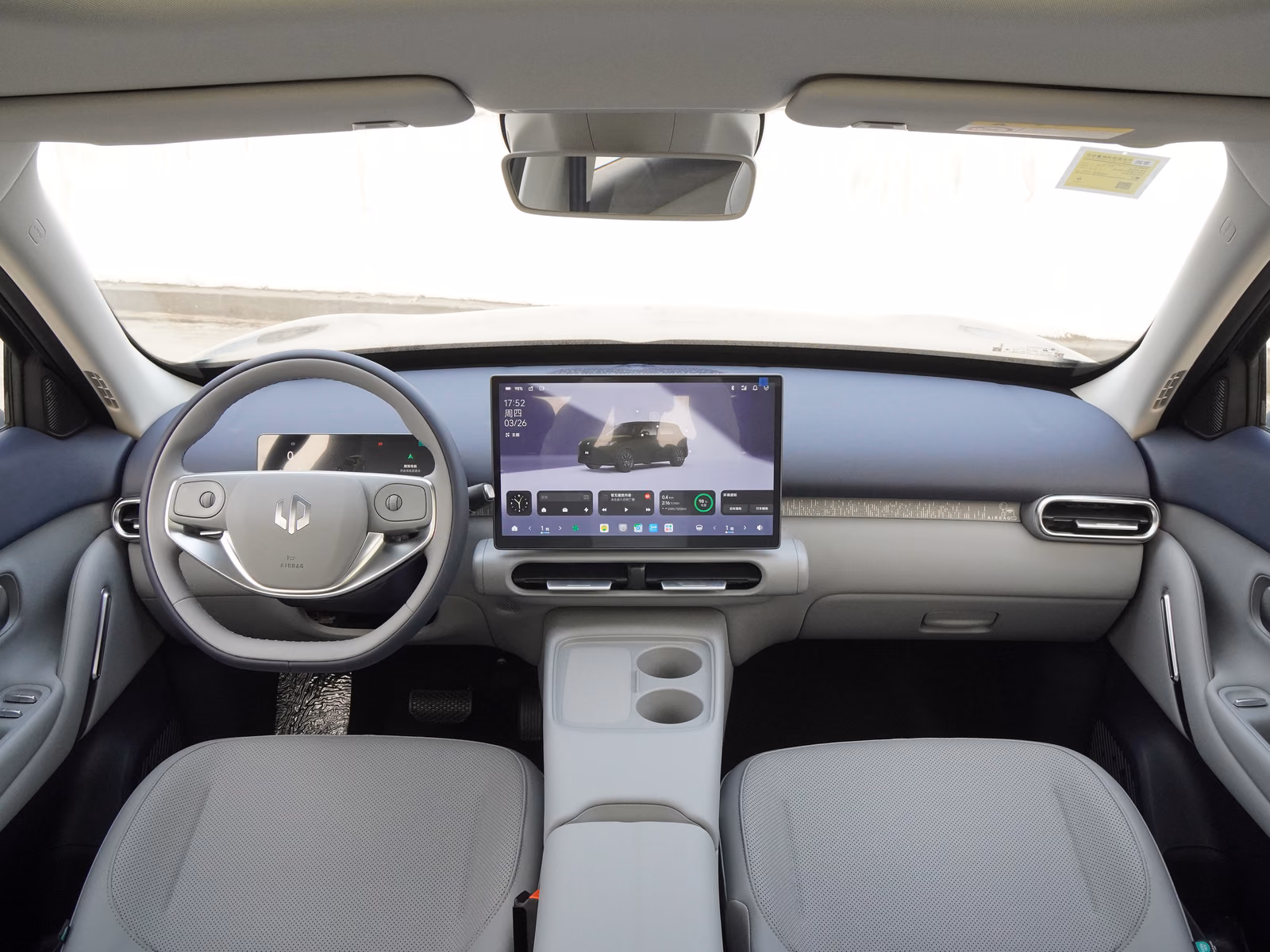 Leapmotor A10 — панорамный вид реального кокпита